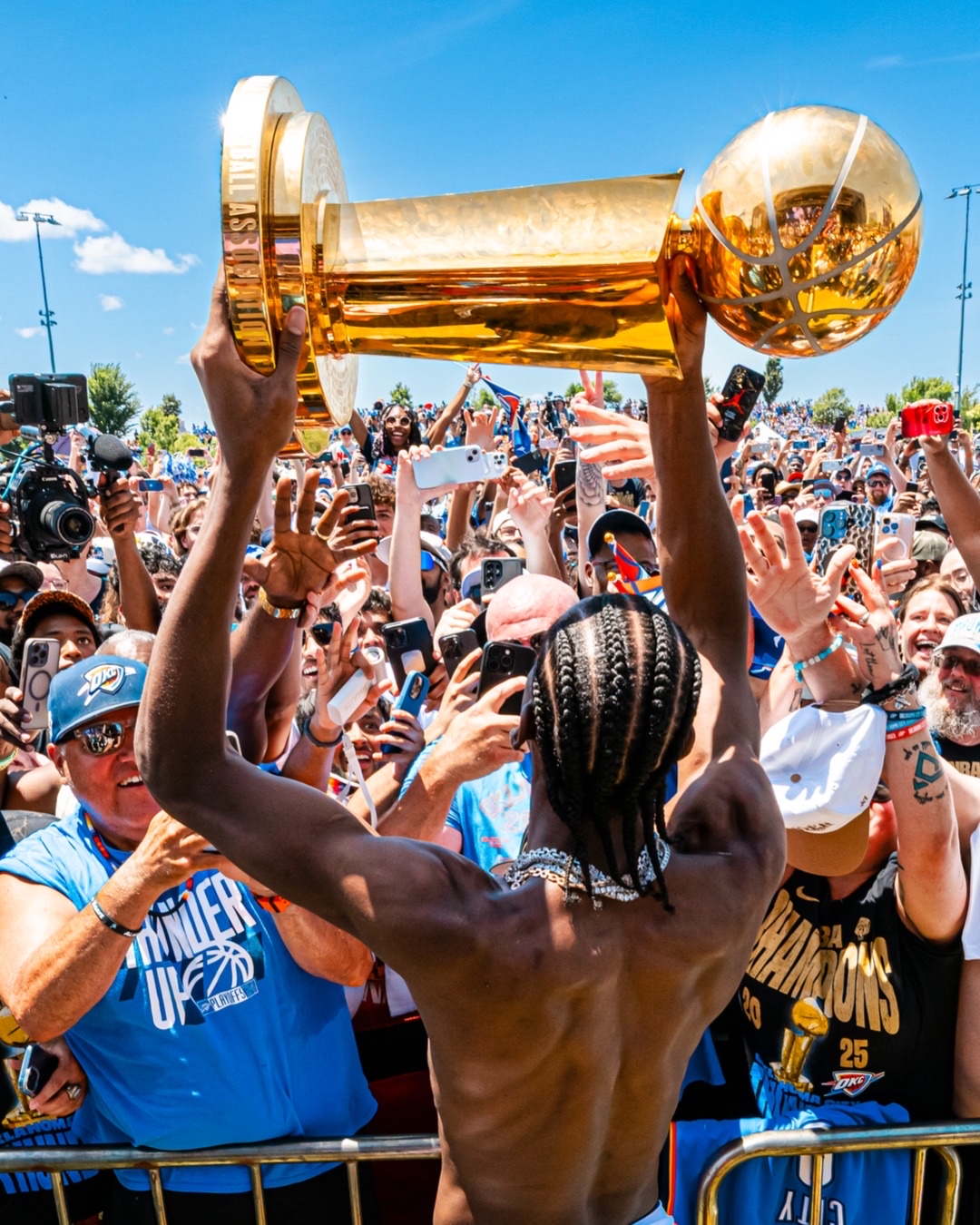 开云中国-重磅！里程碑夜布莱顿队长鼓劲山东泰山今晨主帅复盘，俄克拉荷马雷霆调整名单备战NBA季后赛