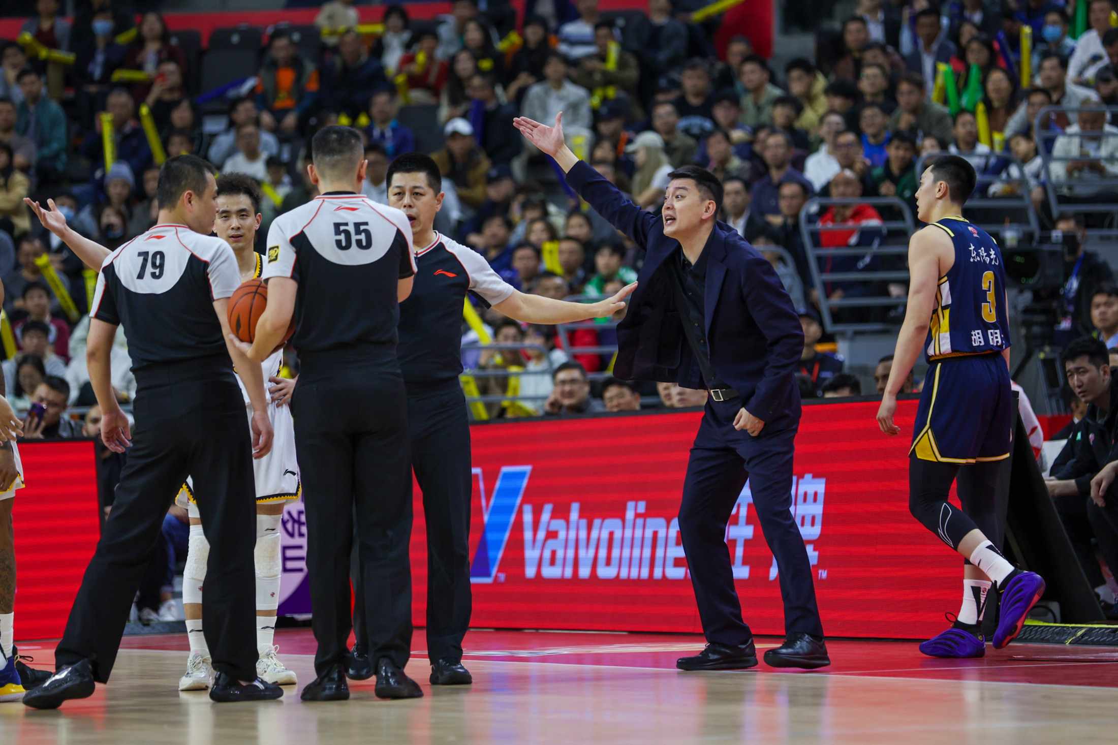 开云中国-里程碑夜！广厦男篮战术微调；NBA总决赛赛前刷纪录；球迷炸锅；身体对抗强度拉满